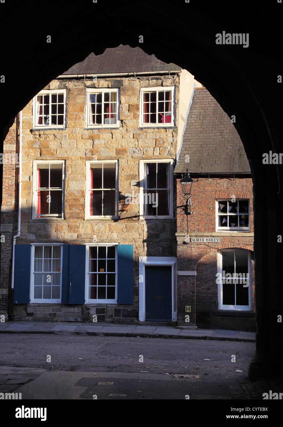 Case in Nord Bailey attraverso arch Durham City North East England Regno Unito Foto Stock