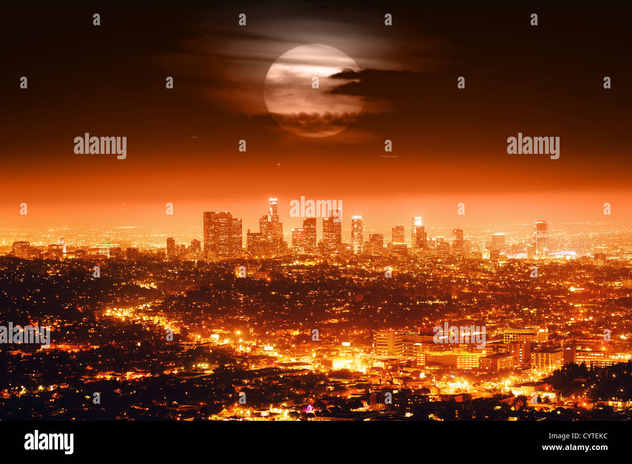 Drammatica luna piena su Los Angeles skyline notturno. Foto Stock