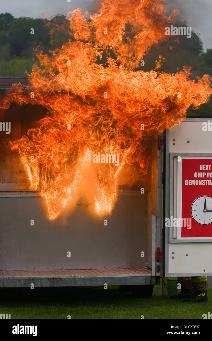 Dimostrazione di rimorchio di un chip pan fire dai vigili del fuoco locali Foto Stock