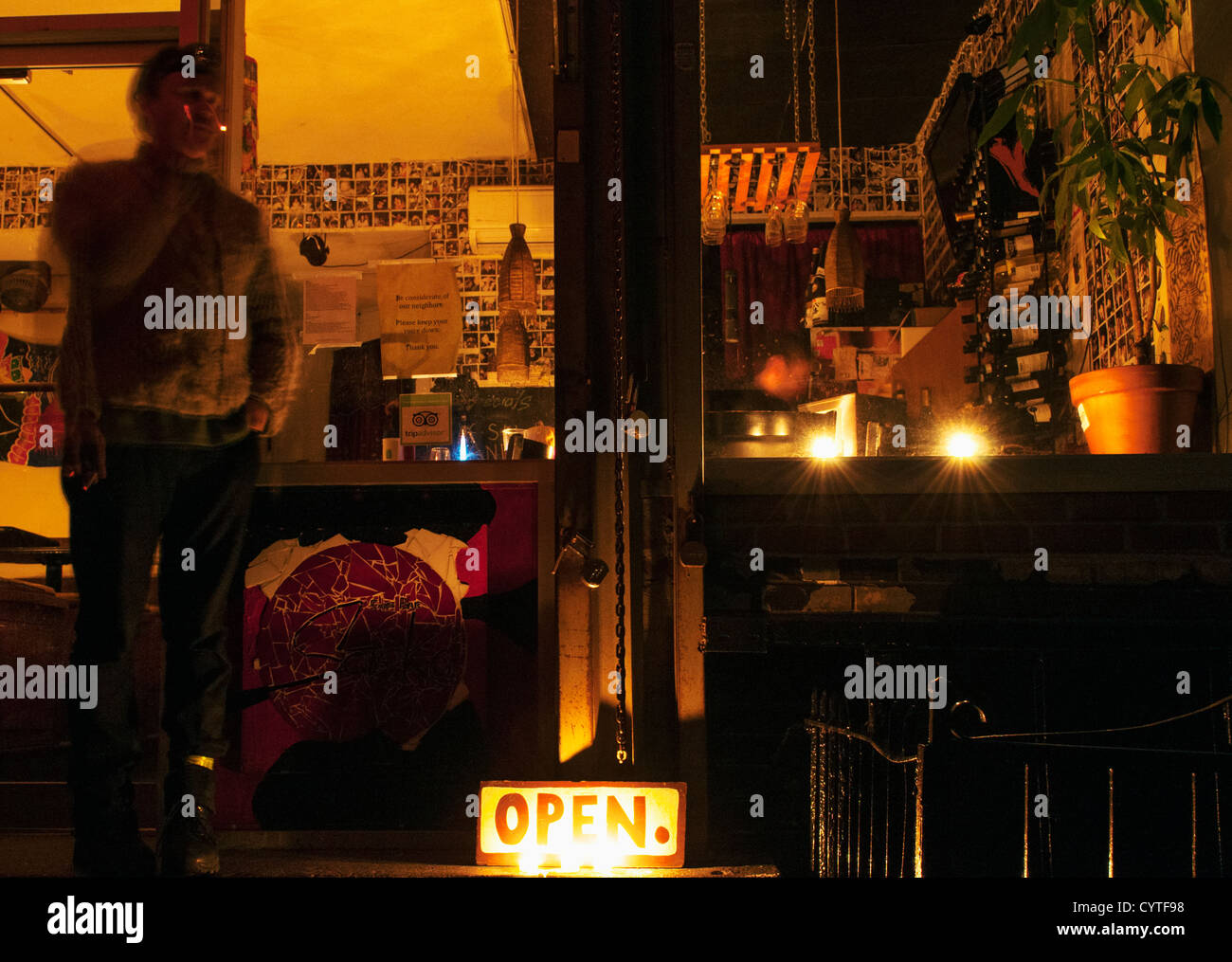 Satsko sake nell'East Village hanno aperto le loro porte per servire bevande mecenati a lume di candela. Foto Stock