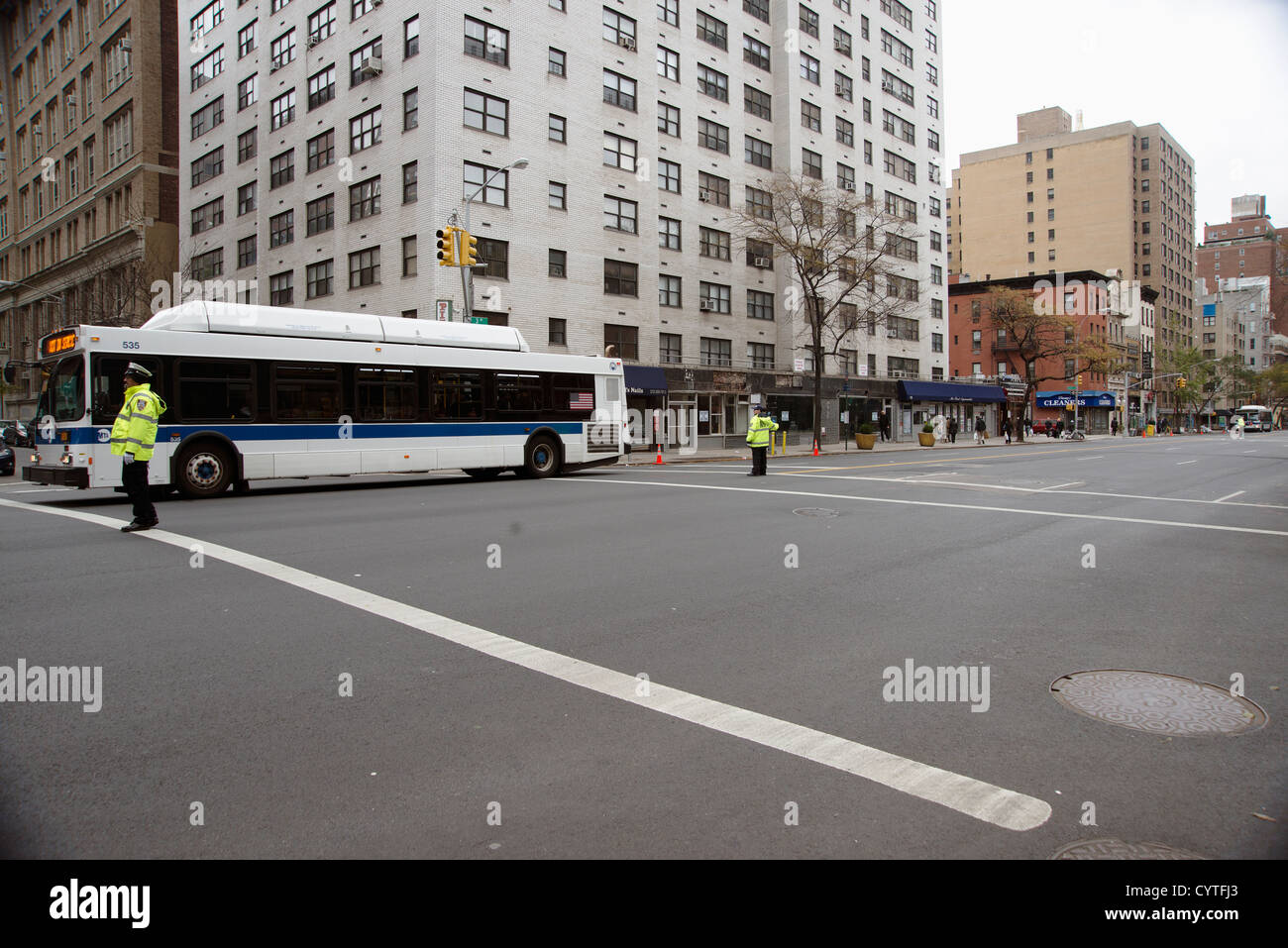 La polizia dirigere traffico sulla Terza Avenue in New York City durante la città di interruzione di alimentazione seguenti Superstorm Sandy. Foto Stock