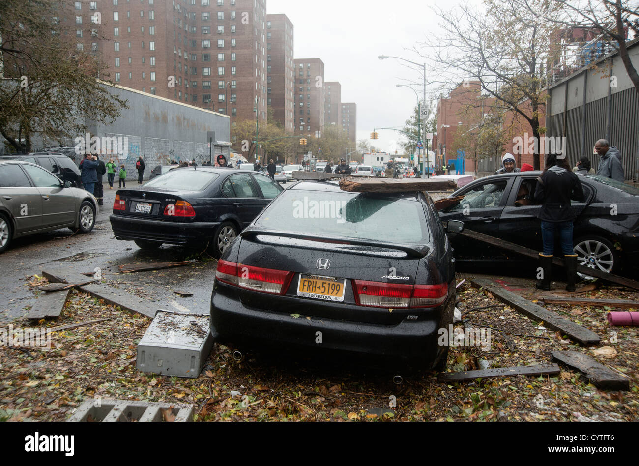 Avenue c la mattina dopo l uragano Sandy ha colpito la città di New York. Le automobili e i detriti sono sparsi in tutta la strada a causa di inondazioni. Foto Stock