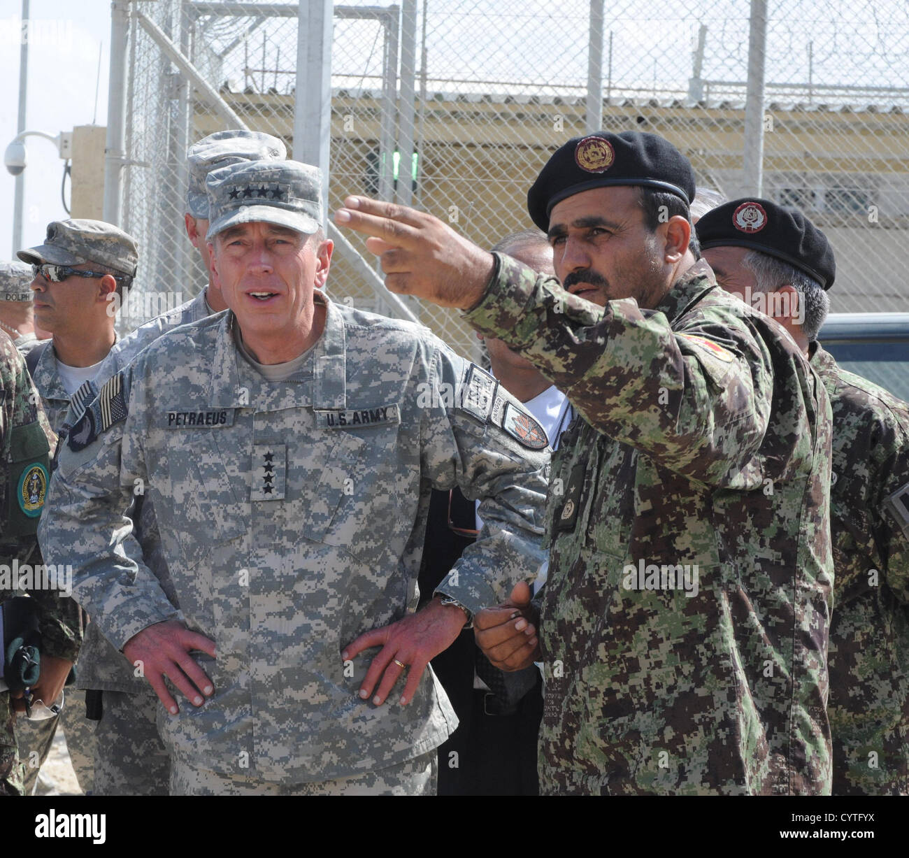 US General David H. Petraeus, comandante della NATO e la forza internazionale di assistenza alla sicurezza parla con Afghan Brig. Gen. Safiullah Safi, destra, Settembre 27, 2010 Bagram Airfield, Afghanistan. Petraeus ha rassegnato le dimissioni come direttore della CIA il 9 novembre 2012 dopo il rilascio di una dichiarazione dicendo che aveva impegnato in un affare extraconiugale. Foto Stock