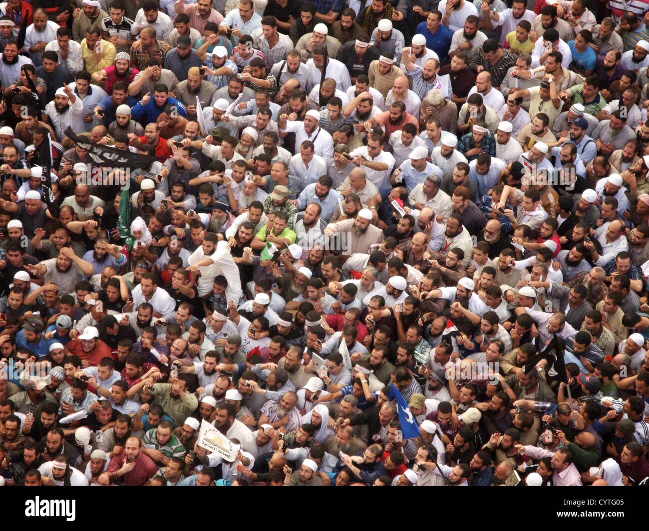 Nov. 9, 2012 - Cairo, Egitto - conservatore islamico egiziani chant durante una manifestazione di protesta in piazza Tahrir chiedendo una rigorosa applicazione della Sharia nella nuova Costituzione Egyptaian Venerdì, 9 novembre 2012. La piazza è stata riempita con decine di migliaia di islamisti e Salafi contestatori. (Credito Immagine: © Cliff Cheney/ZUMAPRESS.com) Foto Stock