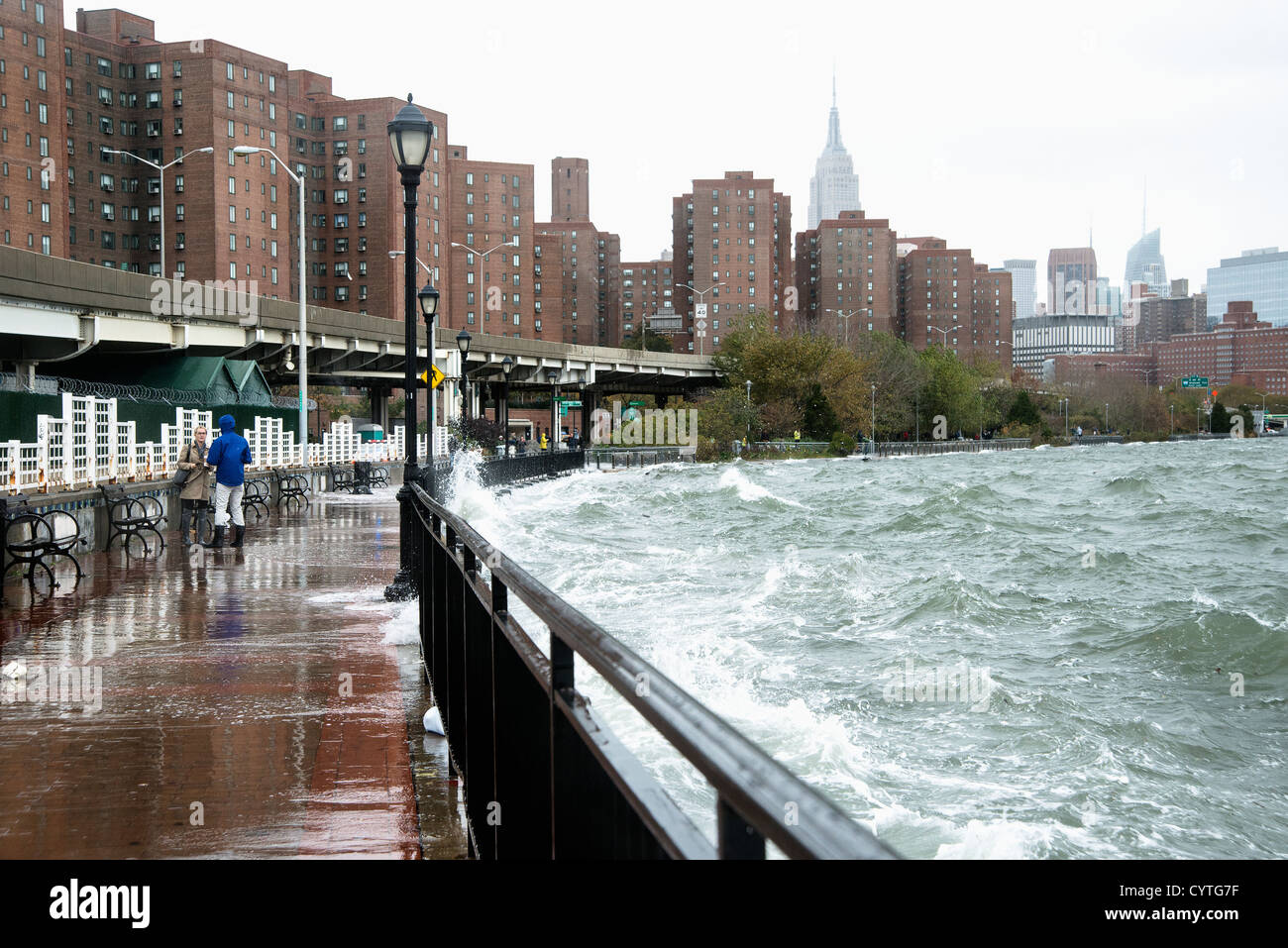 L'East River ore prima dell uragano ha colpito di sabbia. Il fiume è già traboccante il lungomare. Foto Stock
