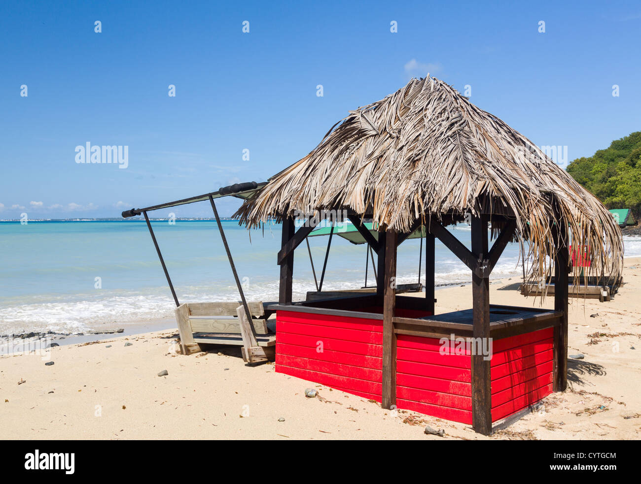 La sabbia di subissare bar posti a sedere e tavolo e area di servizio sulla baia di frati in St Martin Sint Maarten nei Caraibi Foto Stock