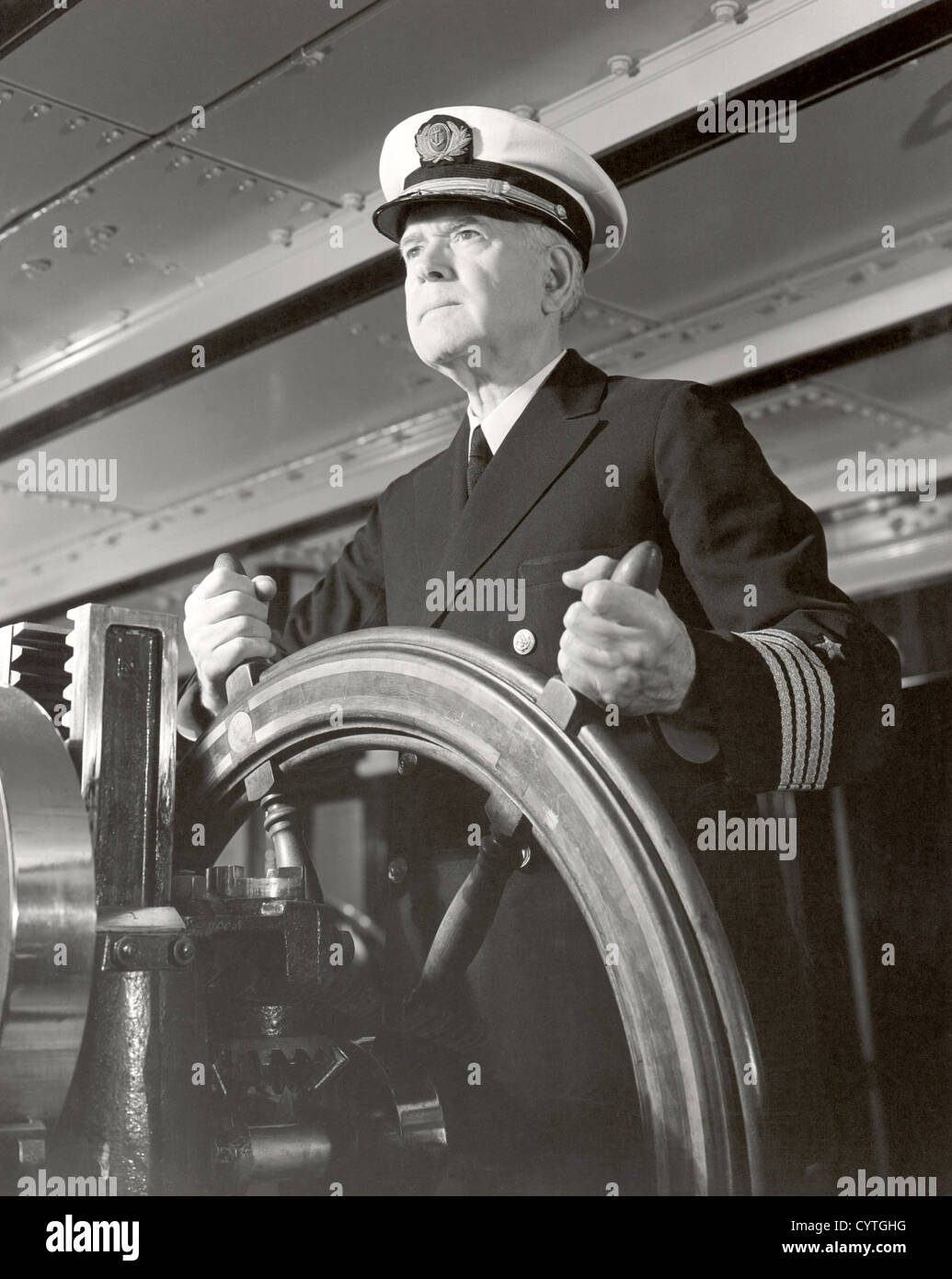 Il capitano della nave di funzionamento dello sterzo del volante Foto Stock