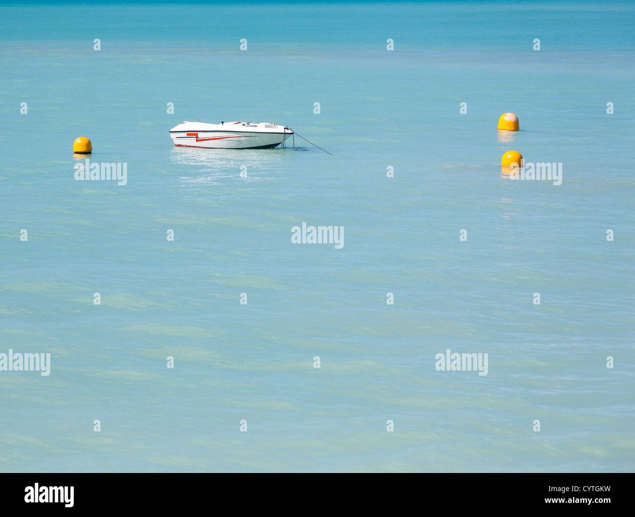 Bianco barca motoscafo ormeggiato a costa di Grand Case in St Martin Caraibi Foto Stock