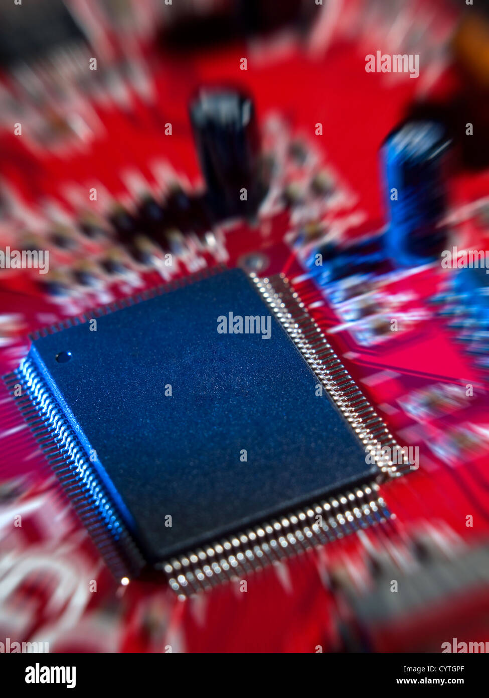 Per eseguire lo zoom avanti su calcolatore rosso scheda di circuiti con chip di memoria. Foto Stock