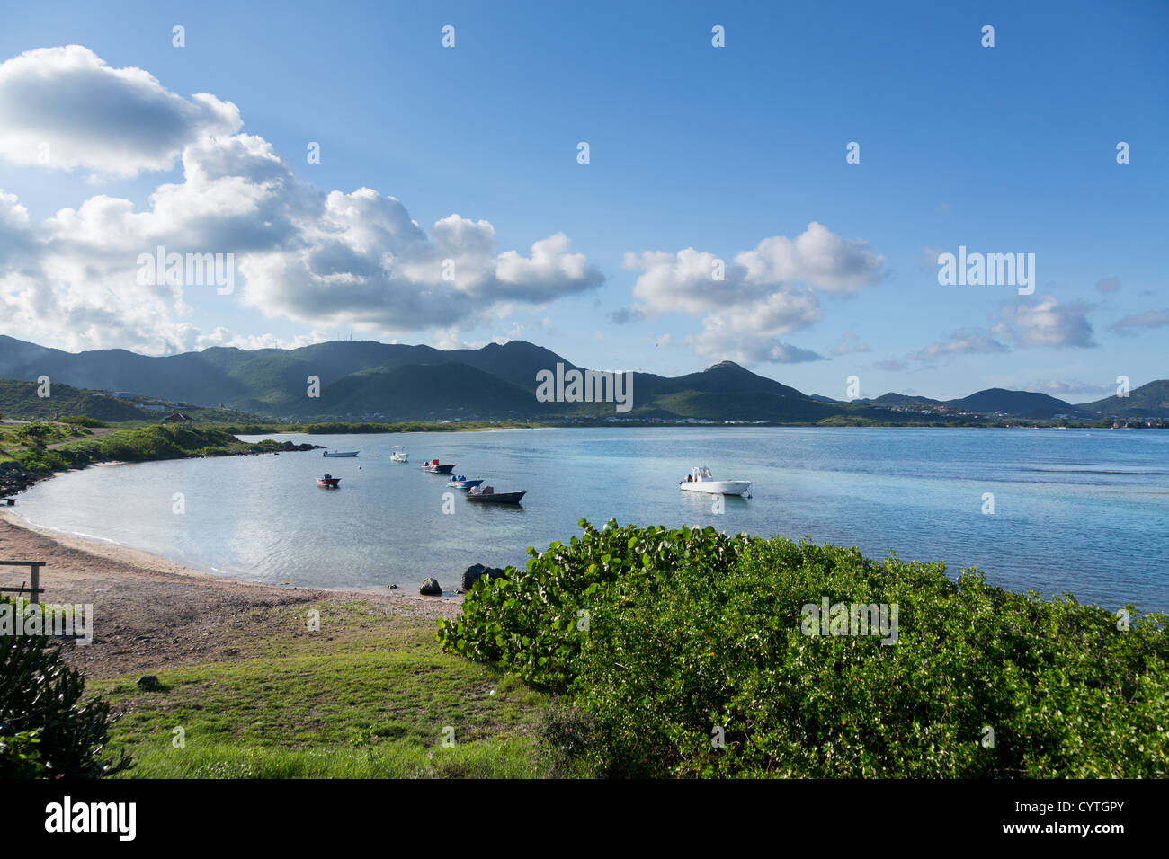 Vista in St Martin, St Maarten a Baie de Embouchure con barche ormeggiate in linee, dei Caraibi Foto Stock