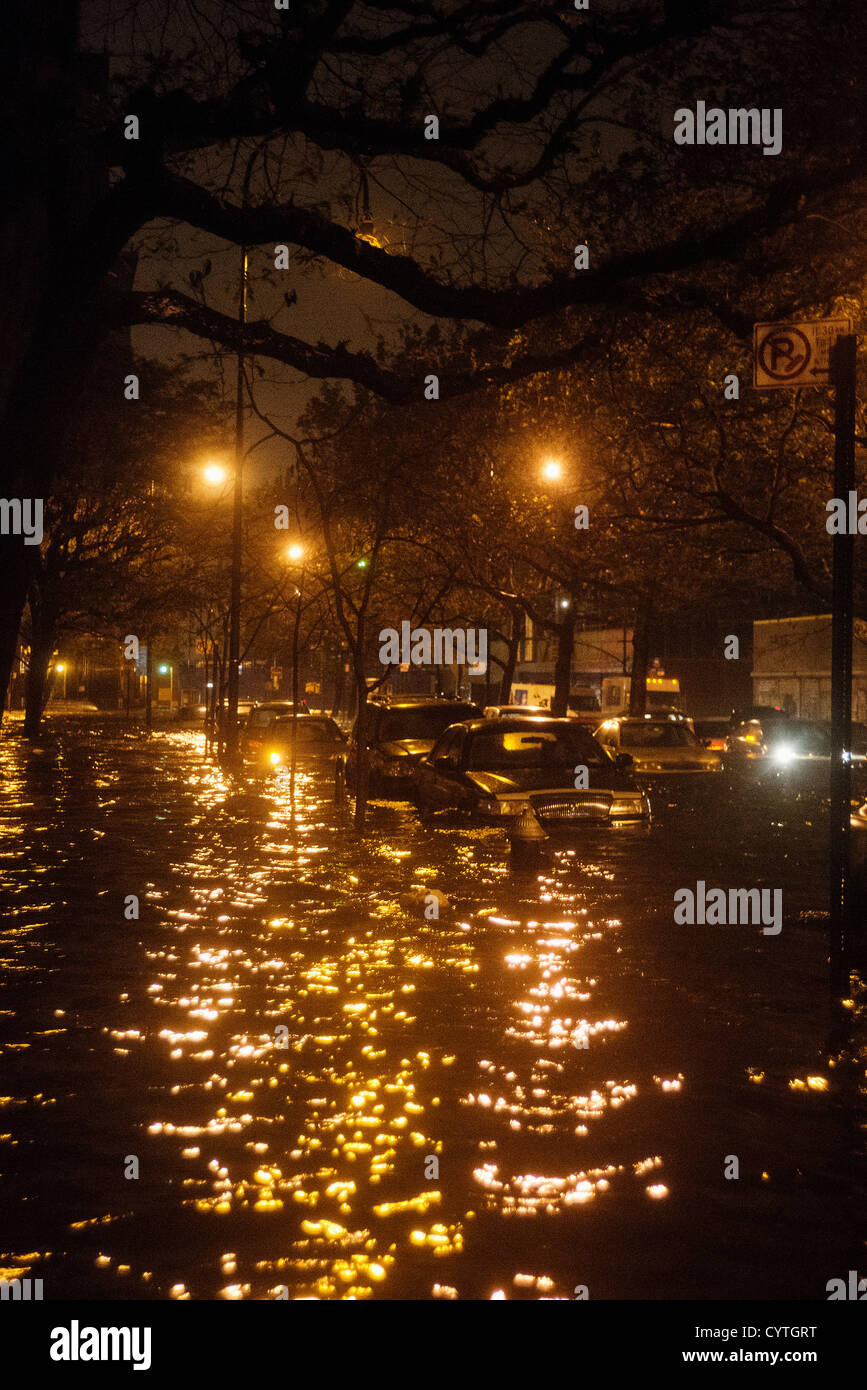 Uragano tempesta di sabbia acque di sovratensioni inondazioni East 14th Street, nell'East Village di New York City guardando con Edison. Foto Stock