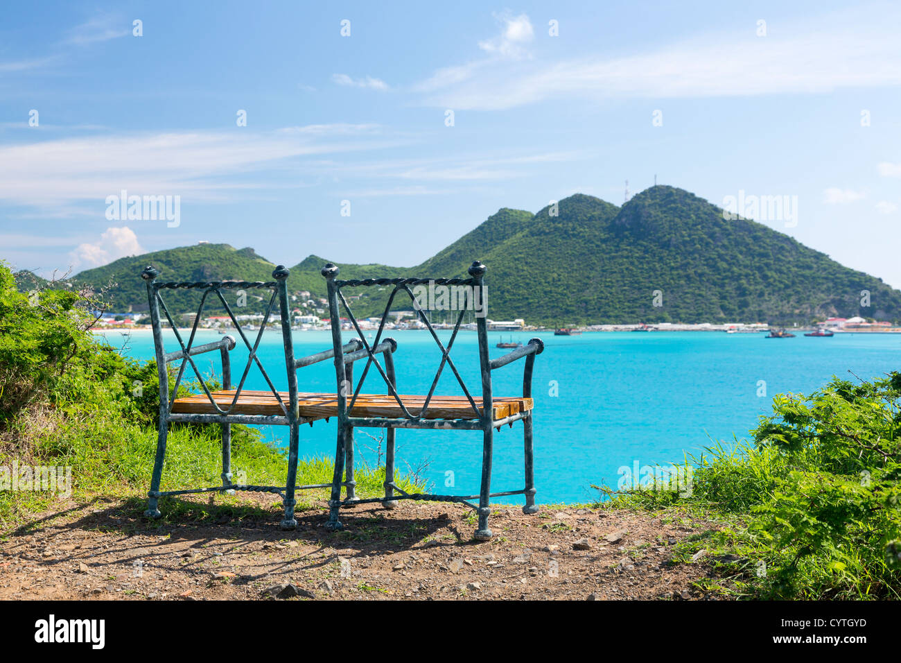 Sedile al punto di vista si affacciano su Philipsburg in St Maarten / St Martin nei Caraibi Foto Stock