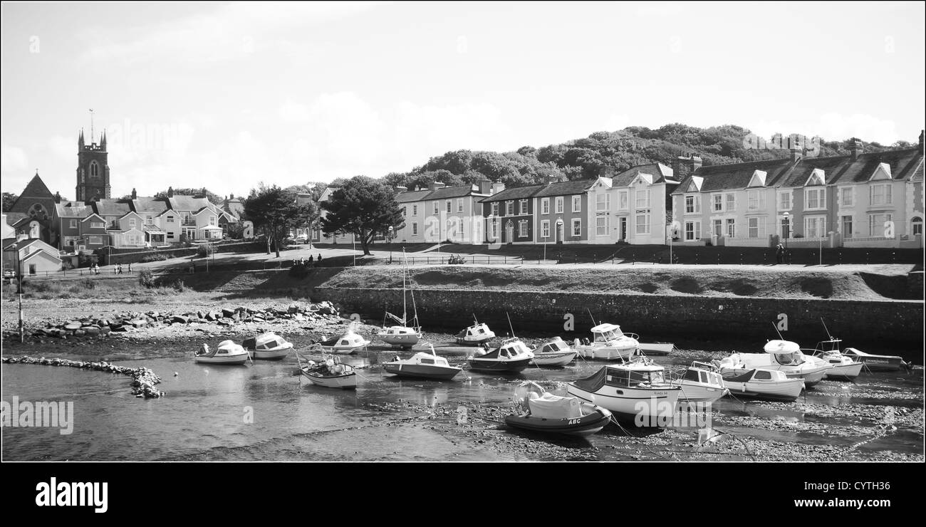 Aberaeron Harbour a bassa marea in bianco e nero. Foto Stock