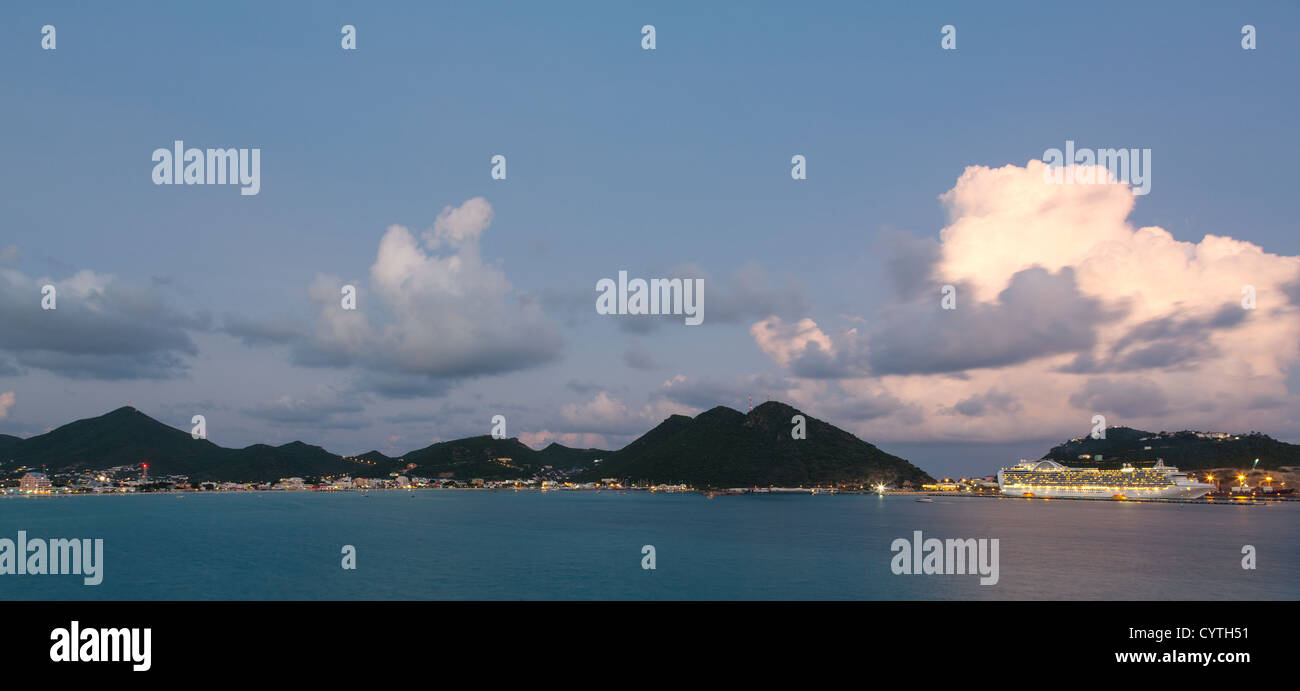 Drammatico tramonto immagine della nave da crociera nella città di Philipsburg in Sint Maarten o San San Martin nei Caraibi Foto Stock