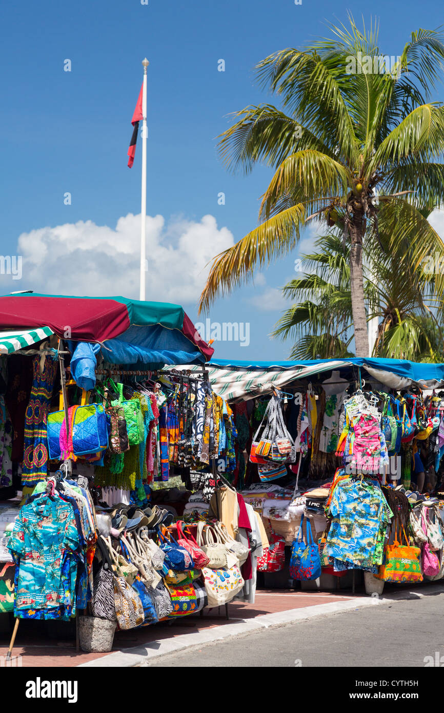 Vestiti stallo nella strada del mercato di Marigot, St Martin il 1 novembre 2012. Marigot è la capitale per il francese St Martin Foto Stock