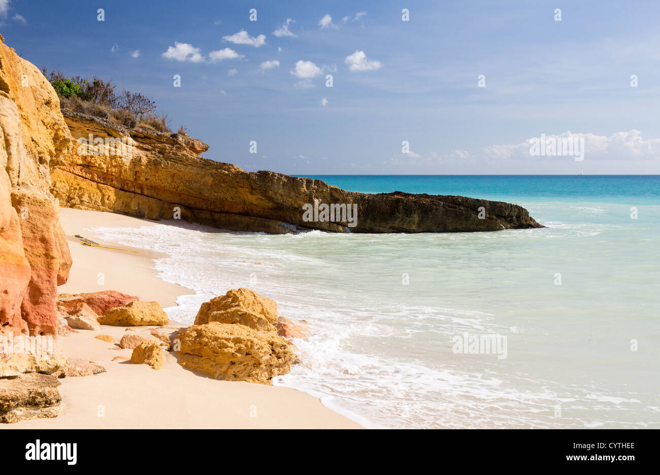 Scogliere di arenaria telaio Cupecoy Beach su Sint Maarten / St Martin, dei Caraibi Foto Stock