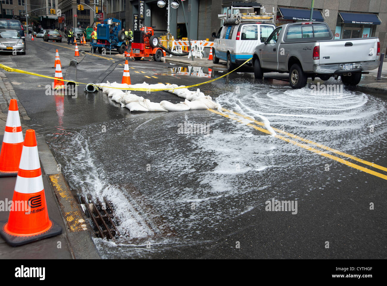 Acqua pompata fuori di Lower Manhattan in seguito alle inondazioni creato da Superstorm Sandy. Foto Stock