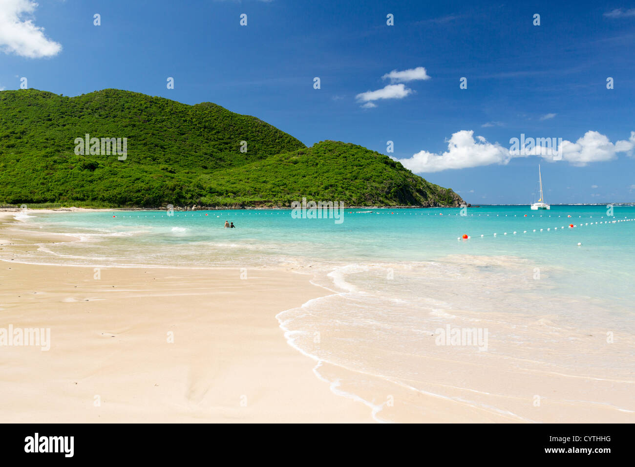 Splendida spiaggia tropicale dell'isola di Anse Marcel con barche sul lato francese di St Martin / Sint Maarten Caribbean in estate, Saint Martin Foto Stock