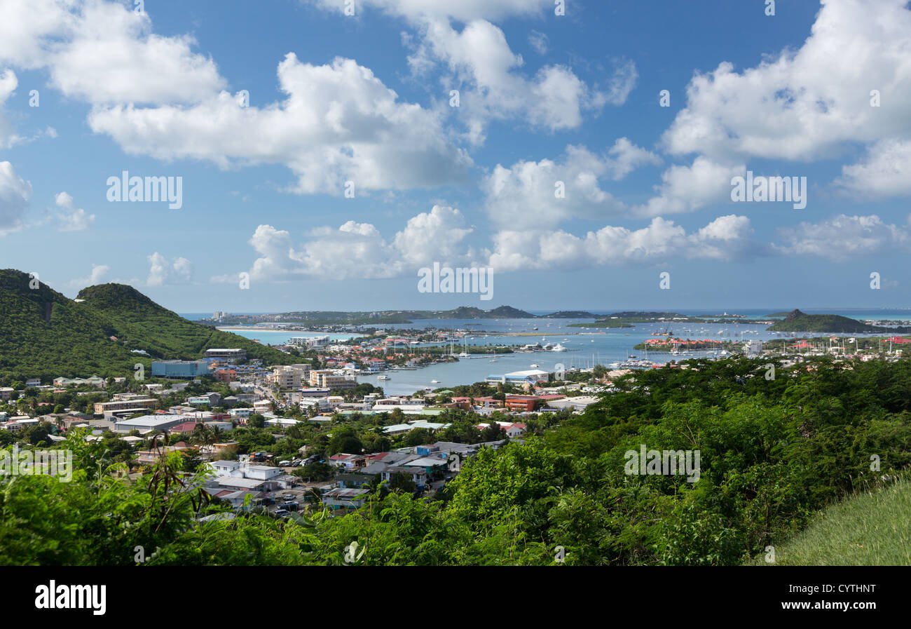 Vista di Simpson Bay Lagoon verso l aeroporto di St Maarten / St Martin in Isole Vergini, dei Caraibi Foto Stock