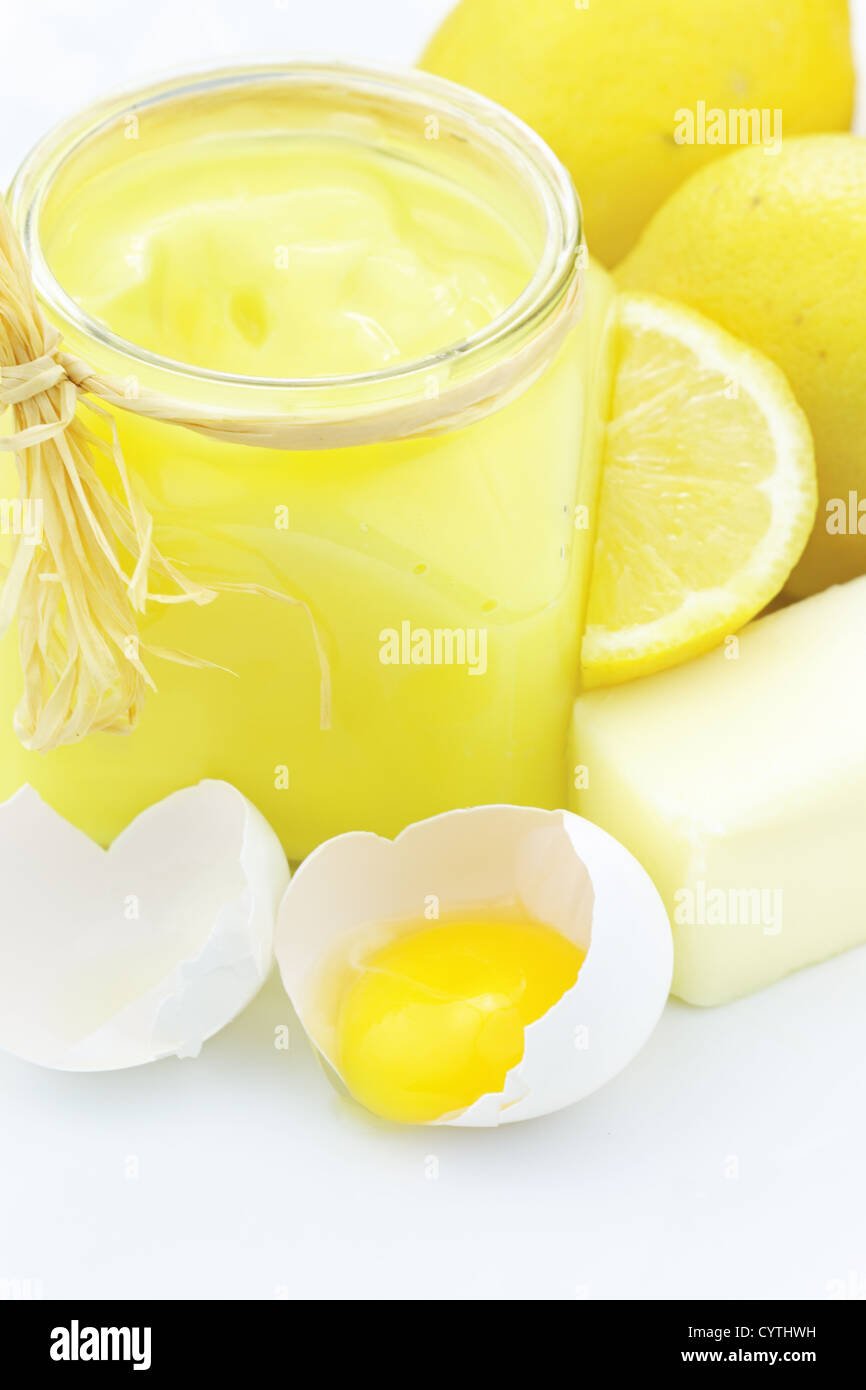 Ingredienti per la cagliata di limone con un vaso di vetro di limone cagliata pronta a servire. Foto Stock