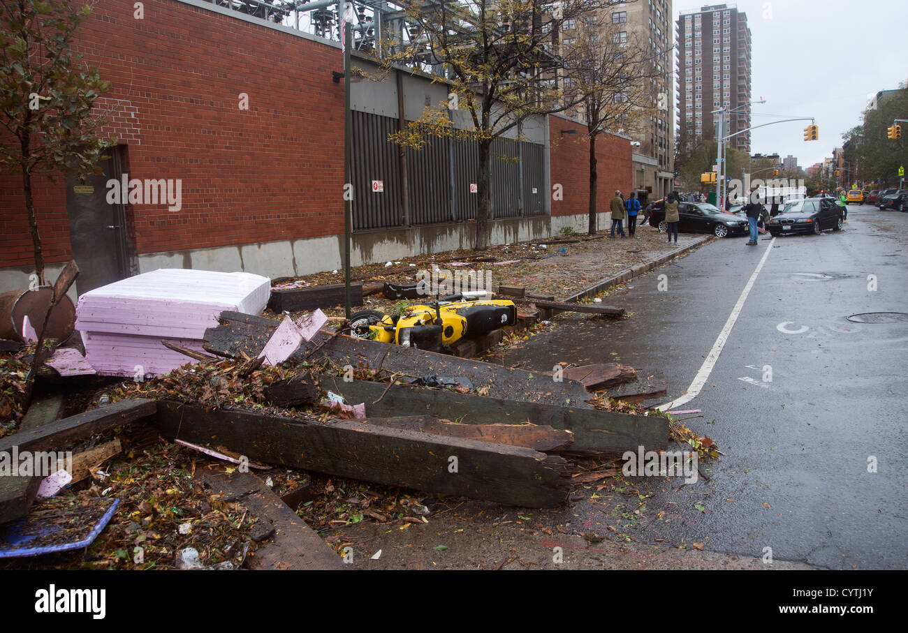 I detriti che lavato fino in Manhattans East Village durante le inondazioni da Superstorm Sandy. A destra nella parte anteriore del Cost ed impianto di alimentazione Foto Stock