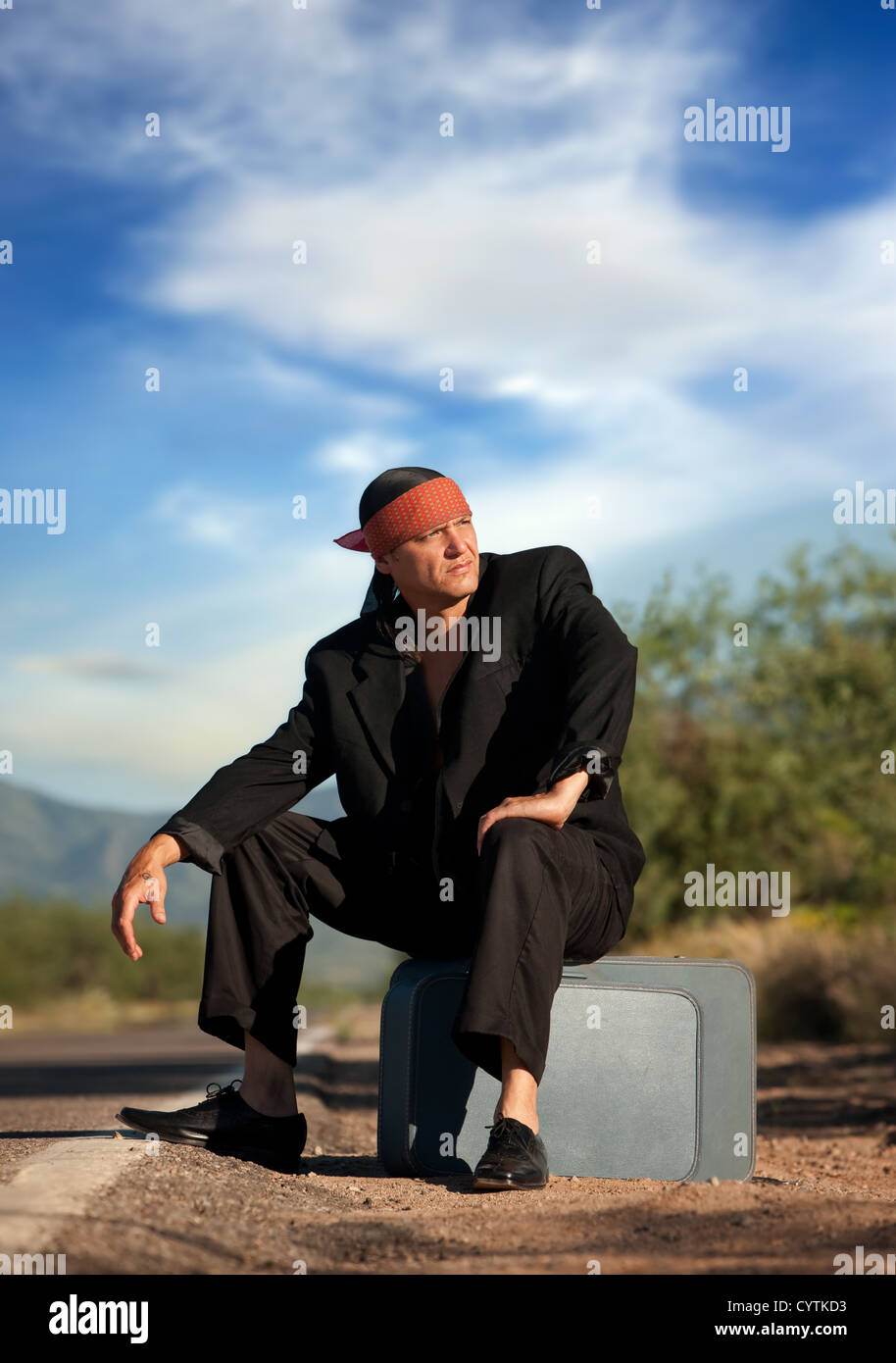 Bel uomo indigeni dal lato della strada Foto Stock