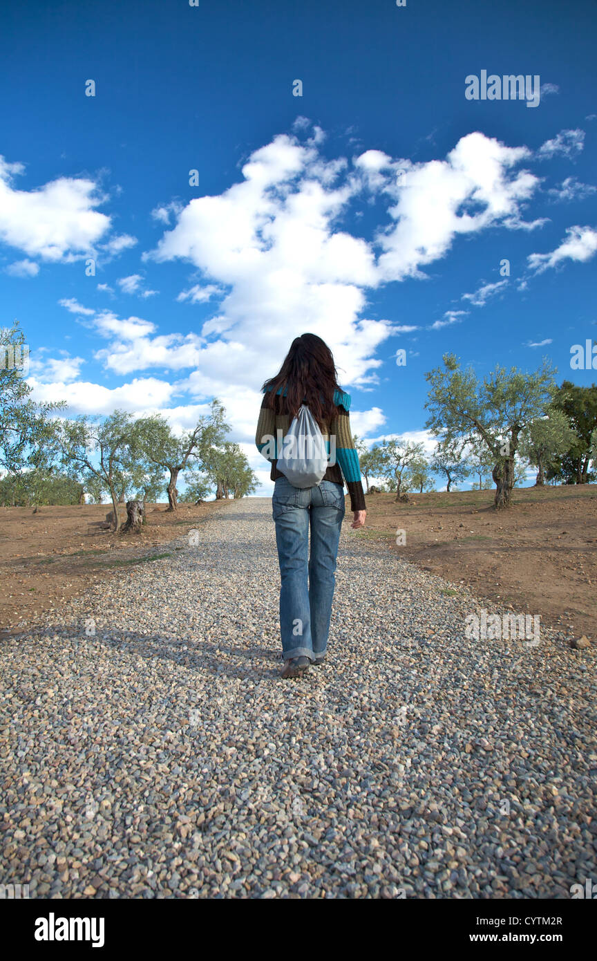 Donna sul sentiero di ghiaia in Cáceres Extremadura Spagna Foto Stock