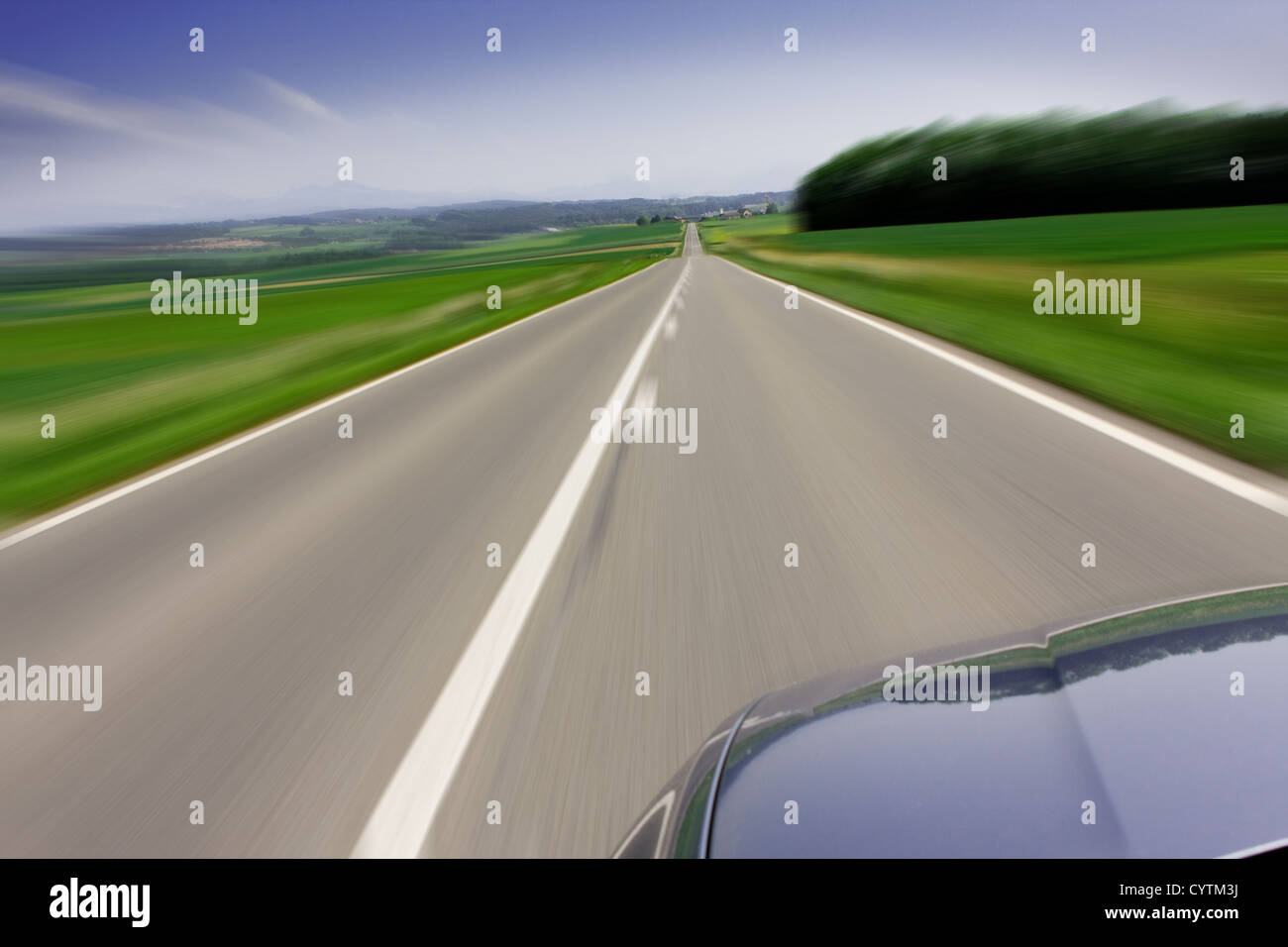 Esegue lo zoom in rapido movimento di automobile che viaggia sulla strada Foto Stock