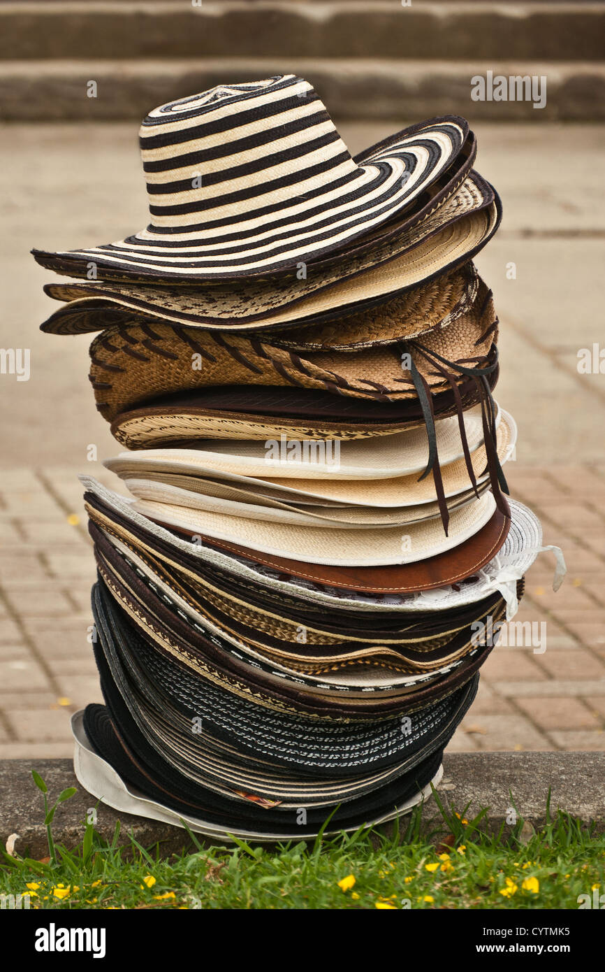 Una pila di cappelli, sombrero vueltiado, uno dei simboli della Colombia  Foto stock - Alamy