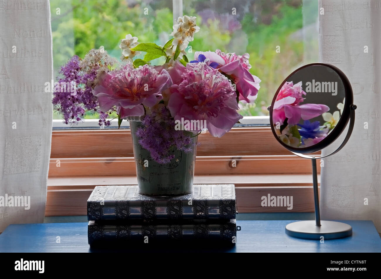 Un mazzo di fiori in una camera da letto finestra Foto Stock