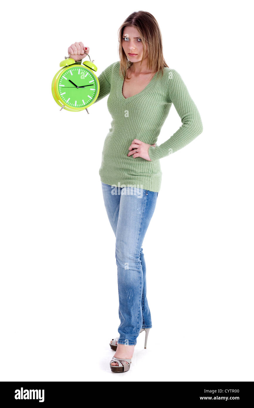 Attraente modello giovane azienda l'orologio su sfondo bianco Foto Stock