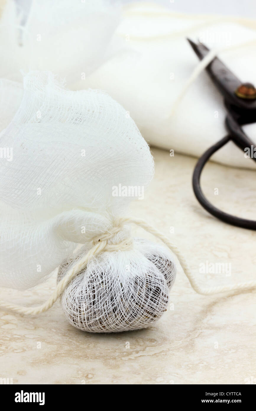 Mussola sacco riempito con le erbe per il tè o spezie per un sacchetto di garni. Foto Stock