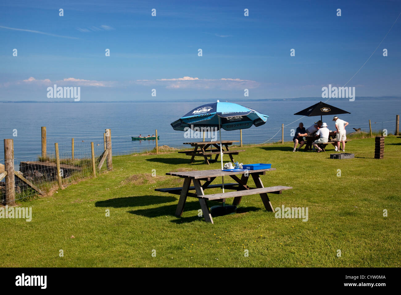 Una vista del mare da un pub giardino, Corrie, Isle of Arran, Scotland, Regno Unito Foto Stock