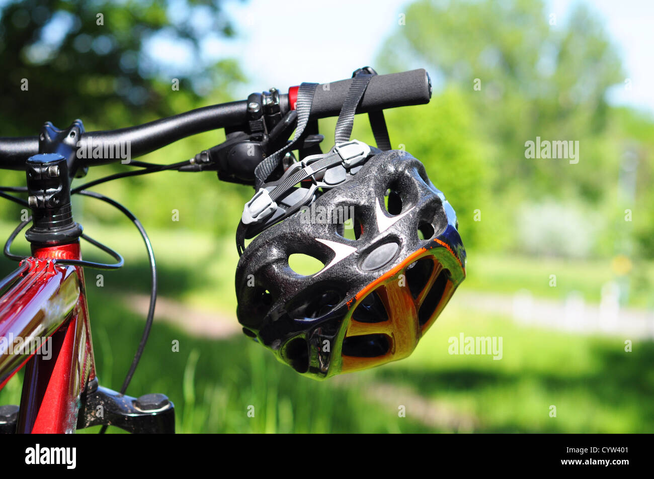 Mountain bike con casco che mostra la sicurezza o il concetto di sport nella natura Foto Stock