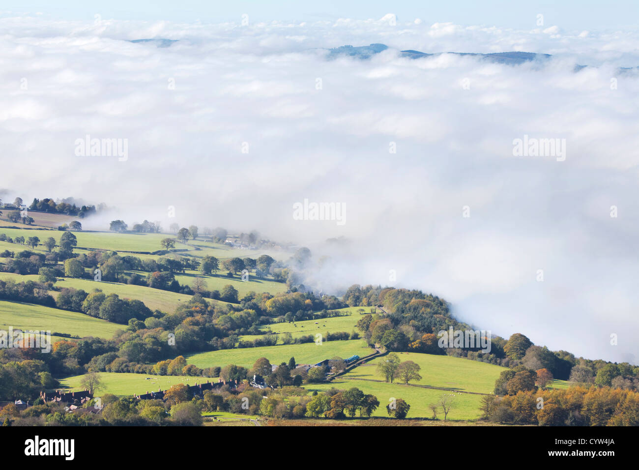 Early Morning mist laminazione su terreni agricoli vicino a Ludlow, Shropshire, Inghilterra, Regno Unito Foto Stock
