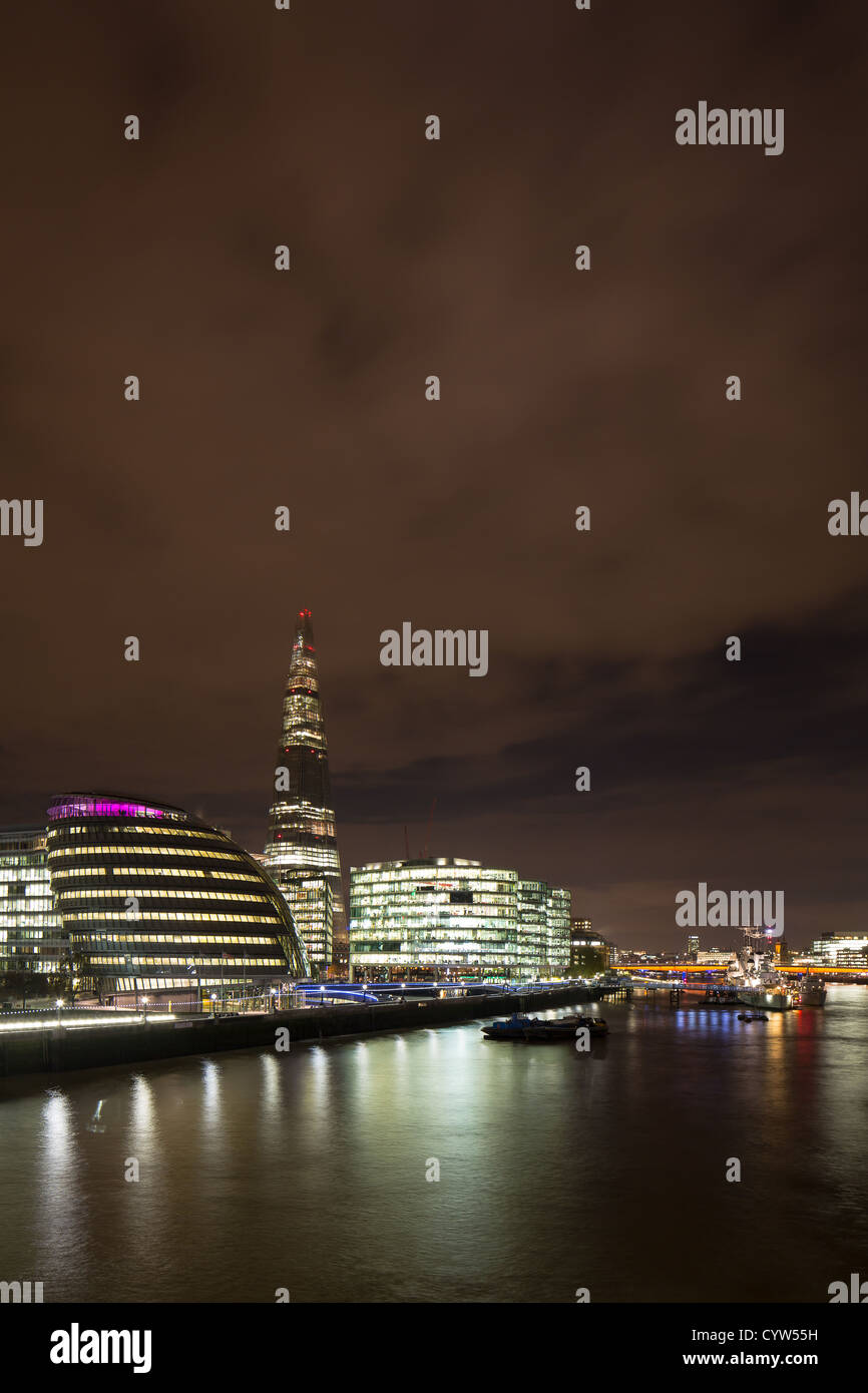 Gruppo di Londra e il coccio di notte, vista dal Tower Bridge Foto Stock