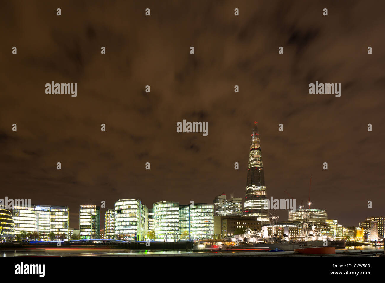 Gruppo di Londra e il coccio di notte, vista dal Tower Bridge Foto Stock