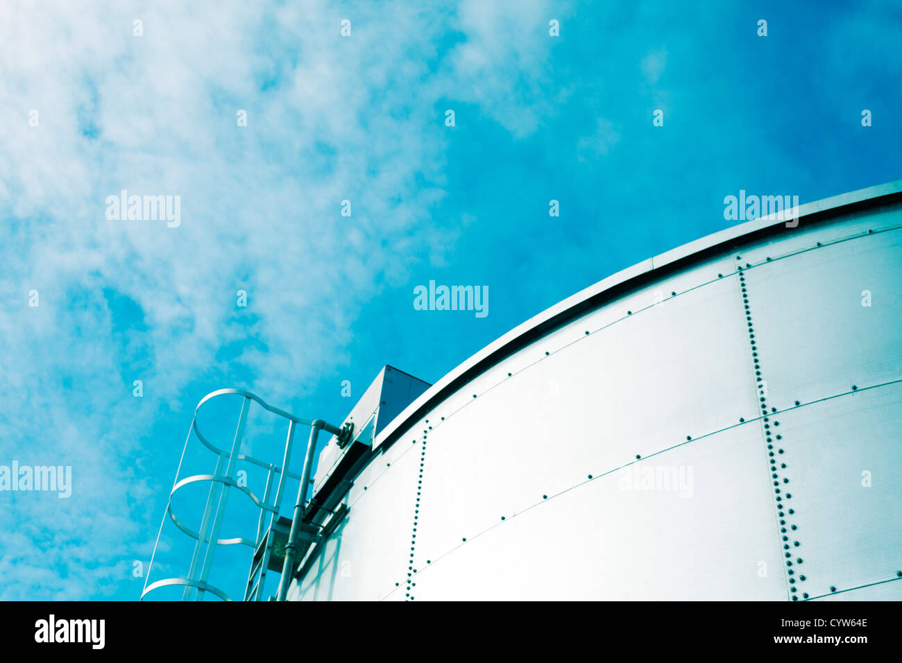 Serbatoio olio e cielo blu Foto Stock