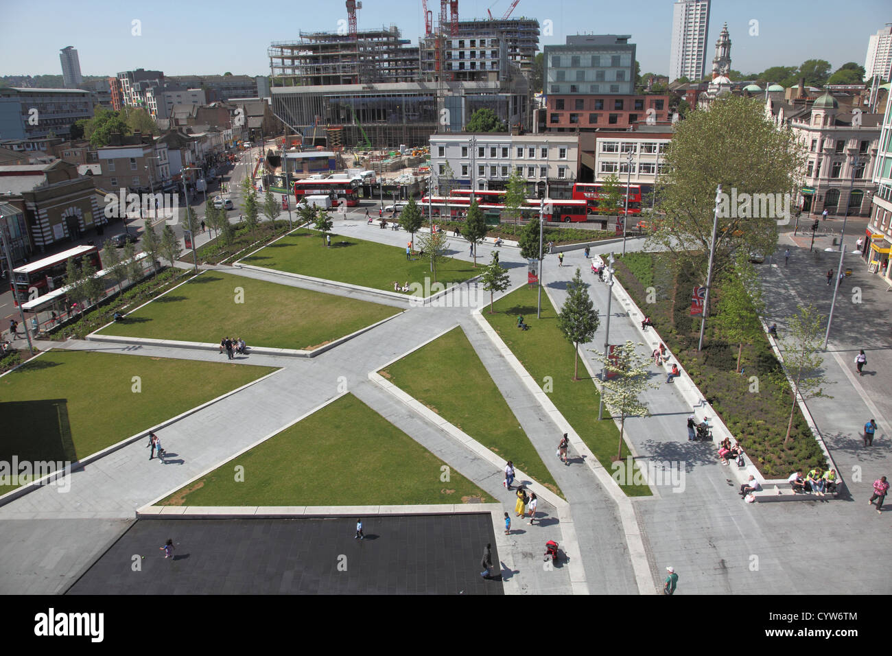 Gordon generale posto, Woolwich, UK. Un moderno e paesaggistici town square con ampi marciapiedi, acqua caratteristica e aree di erba. Foto Stock