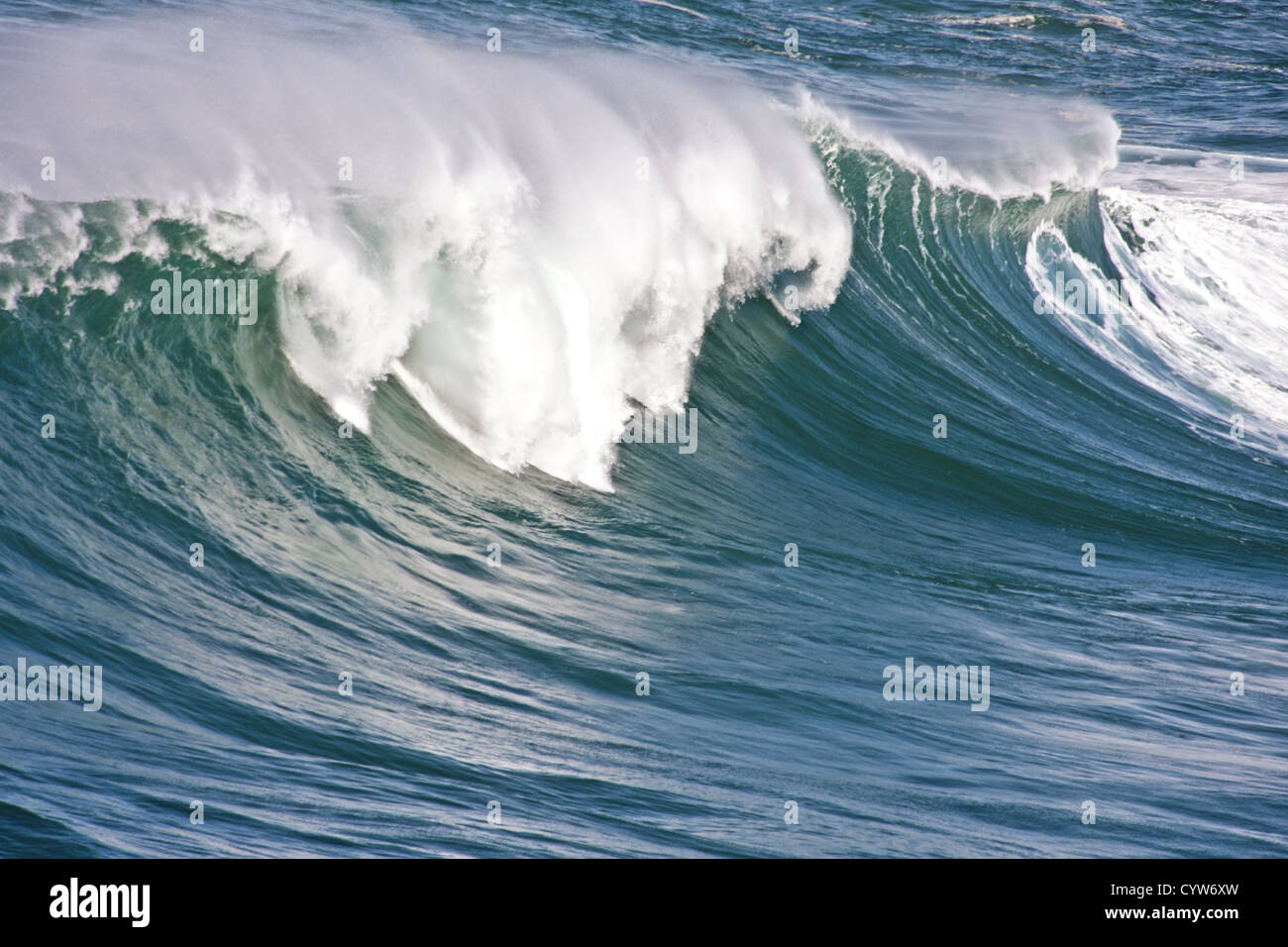 Incredibile enorme ondata nell'oceano atlantico Foto Stock