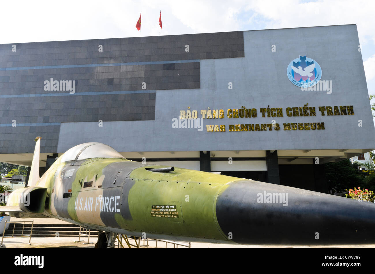 La città di HO CHI MINH, Vietnam - Un americano F-111 bomber sul display nel cortile principale al di fuori il Museo dei Resti della Guerra nella città di Ho Chi Minh (Saigon), Vietnam. Foto Stock