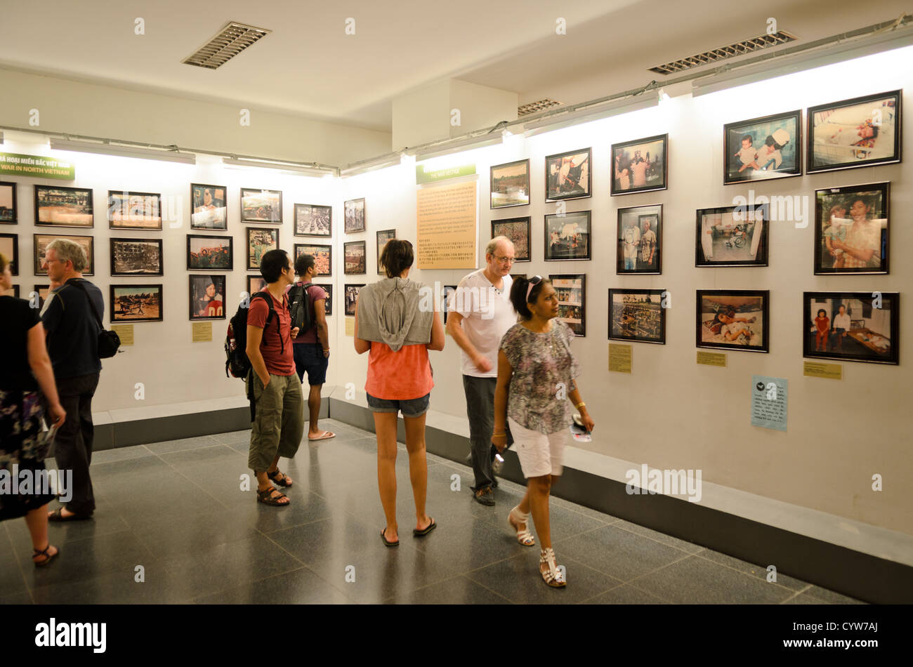 Museo dei resti di guerra fotografie di guerra del Vietnam città di ho chi Minh // CITTÀ DI HO CHI MINH, Vietnam - la documentazione fotografica degli effetti di guerra è esposta al Museo dei residui di guerra. La mostra presenta fotografie storiche che raccontano l'impatto della guerra del Vietnam. Il museo conserva queste immagini come parte della sua collezione permanente che documenta le conseguenze del conflitto. Foto Stock