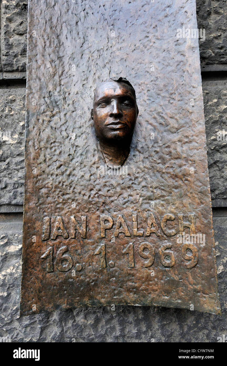 Praga, Repubblica Ceca. Monumento a Jan Palach realizzato dalla sua morte maschera, in Namesti Jana Palacha / Jan Palach Square Foto Stock