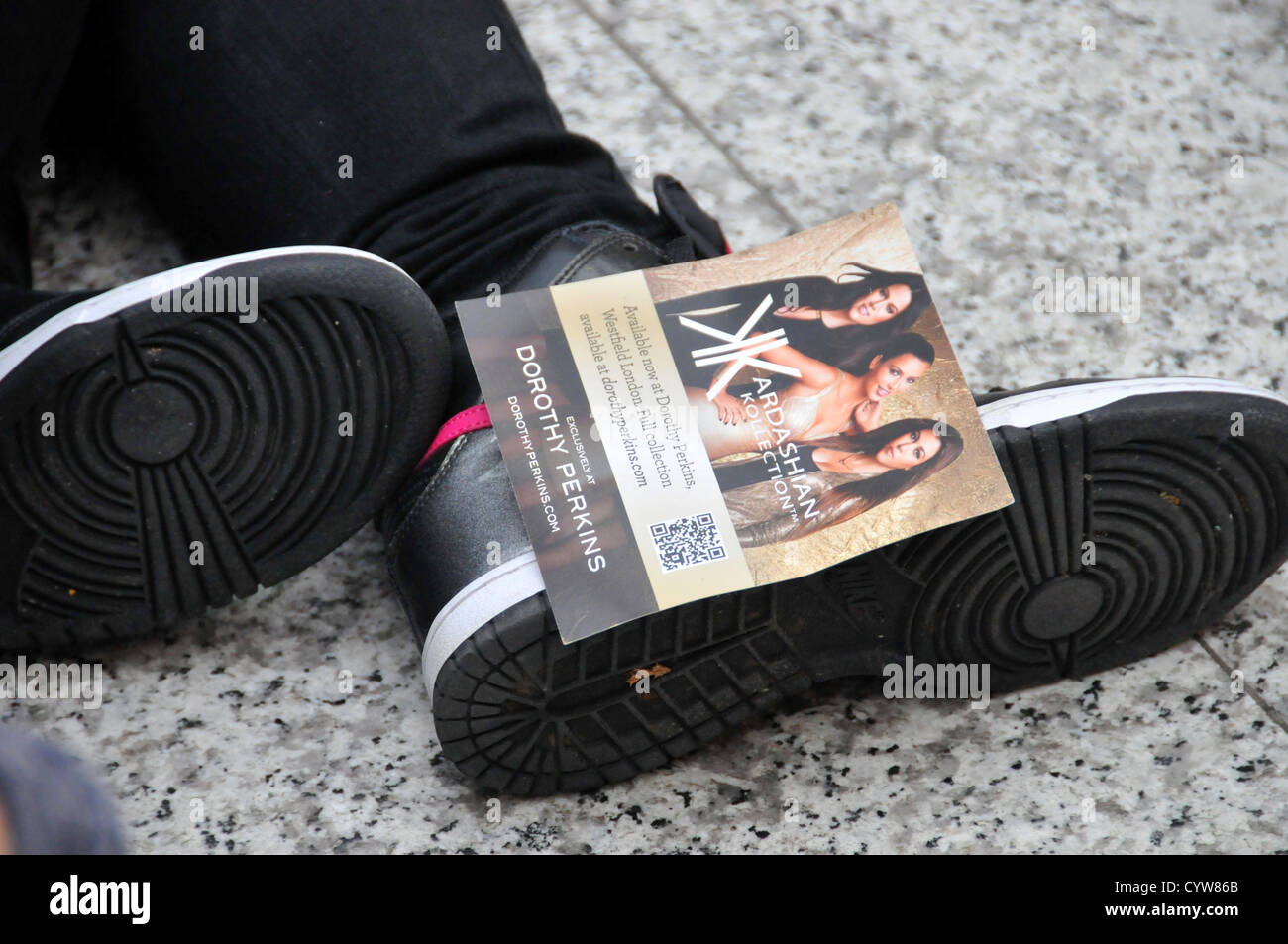 Westfield, Shepherds Bush, Londra, Regno Unito. Il 10 novembre 2012. Uno dei 200 fortunati possessori di biglietto che avrà la possibilità di incontrare le suore con il lancio di 'Kardashian Kollection'. La Sorella Kardashian lanciare 'l'Kardashian Kollection' a Dorothy Perkins nel Westfield Shepherds Bush. Sorelle Kim, Kourtney e Khloe lanciare i propri vestiti raccolta, questa è la prima volta che tutte e tre le sorelle sono apparse insieme nel Regno Unito. Foto Stock