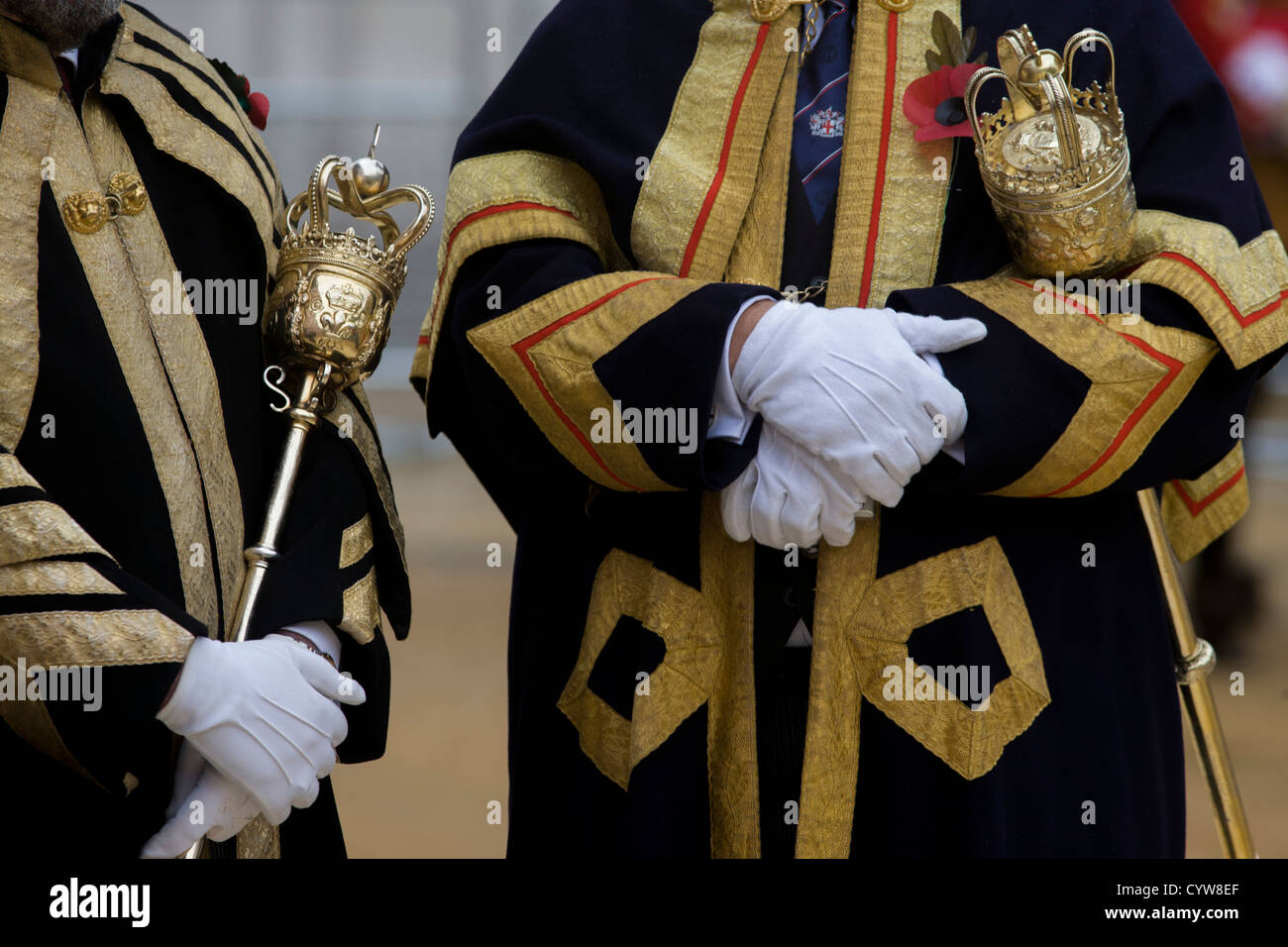 Beadle macis-portatori dalla città di Londra contiene un cerimoniale di macis in crook e il suo braccio sinistro durante l'annuale del signore sindaco di spettacolo. Foto Stock