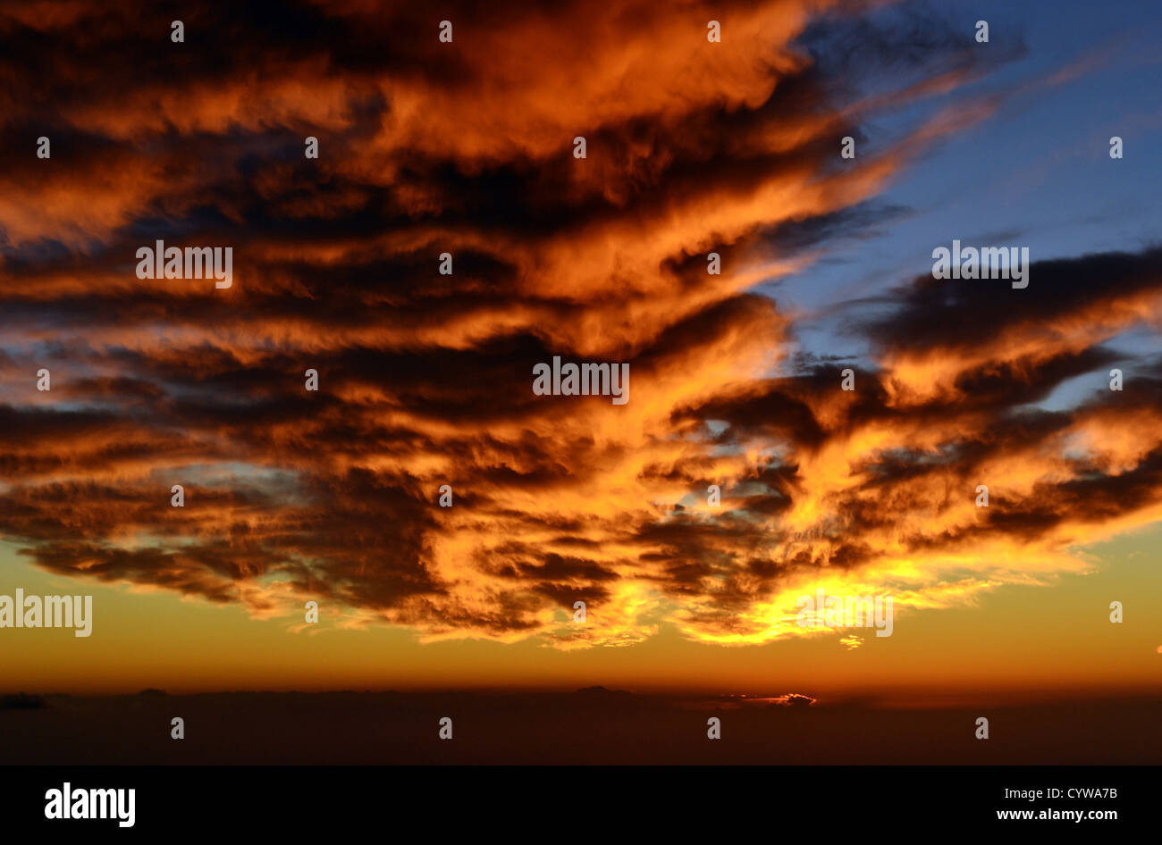 Spettacolare tramonto sull'Oceano Pacifico, a ovest delle Isole Hawaii Foto Stock