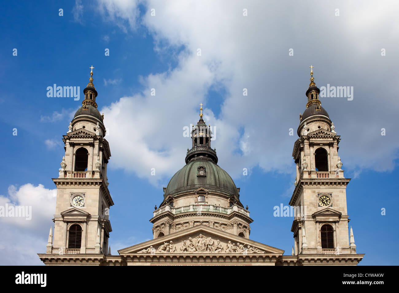 Dome, campanili e il frontone di stile neoclassico. St Stephen's basilica di budapest, Ungheria. Foto Stock