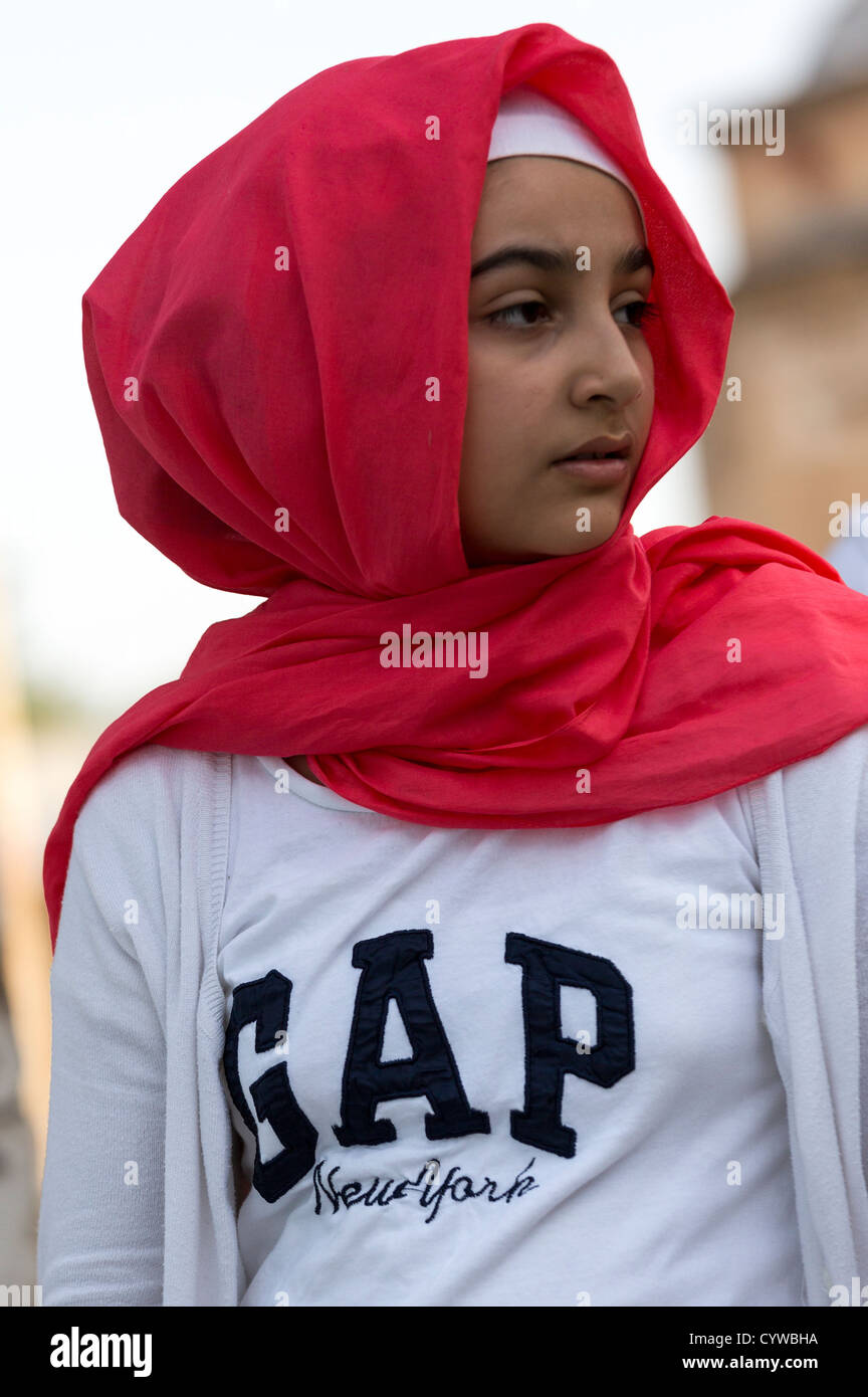 La ragazza di sciarpa rossa e Gap tee shirt, Mawlana Jalal al-Din Rumi complessa, Konya, Turchia Foto Stock