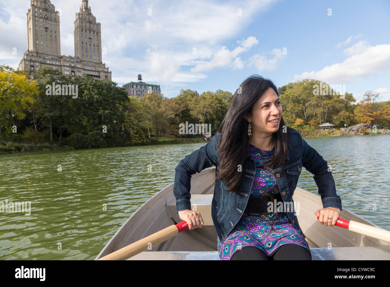 Donna sul canotto di Central Park in barca il lago, Manhattan, New York City, Stati Uniti d'America Foto Stock