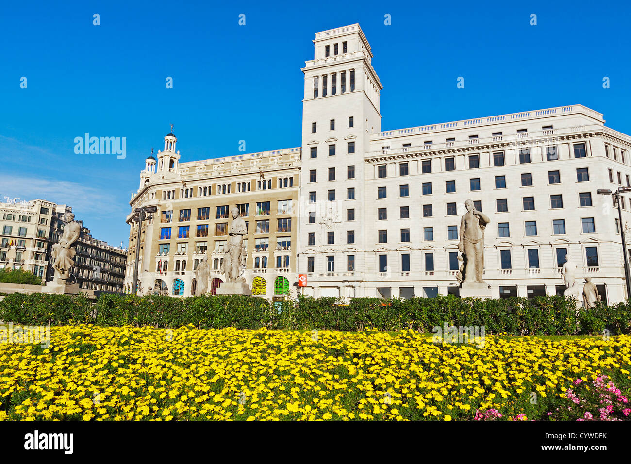 Edifici e fiori a Placa Catalunya, Barcelona Foto Stock